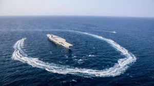 Lanchas rápidas de la Guardia Revolucionaria iraní rodean un portaaviones simulado durante un ejercicio militar en el estrecho de Ormuz en julio de 2020. © AP via Sepahnews